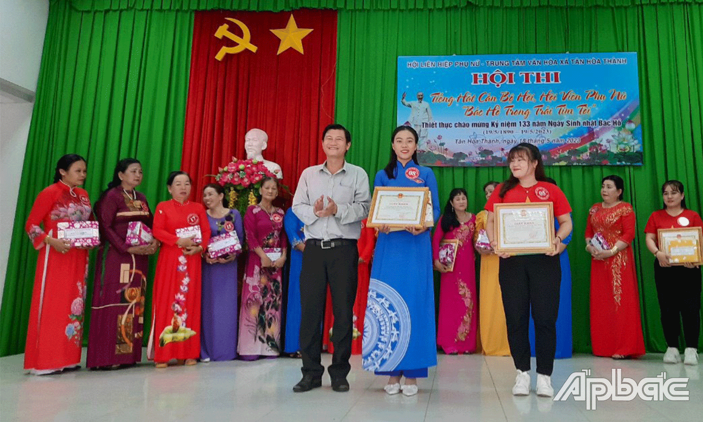 Hội LHPN xã Tân Hoà Thành (Tân Phước) đã huy động lực lượng cán bộ, hội viên phụ nữ ra quân làm vệ sinh môi trường, trồng cây các tuyến đường; tổ chức Hội thi: Tiếng hát cán bộ hội, hội viên phụ nữ, Bác Hồ trong trái tim tôi.
