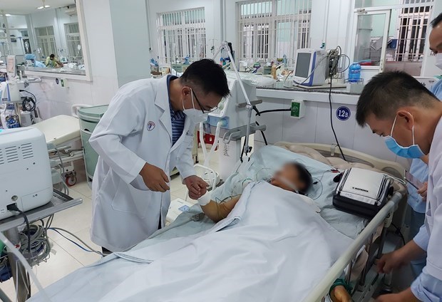 Các bác sỹ Bệnh viện Chợ Rẫy hỗ trợ điều trị cho các Bệnh nhân ngộ độc Botulinum tại Bệnh viện Đa khoa Khu vực Bắc Quảng Nam. (Ảnh: TTXVN)