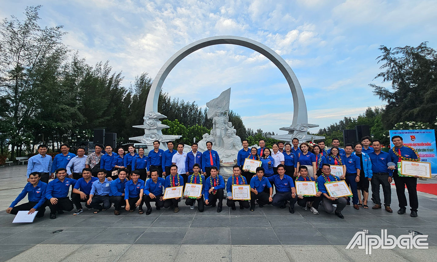 “Tuổi trẻ Tiền Giang hướng về biên cương Tổ quốc” tại Khu tưởng niệm Chiến sĩ Gạc Ma (huyện Cam Lâm, tỉnh Khánh Hòa).