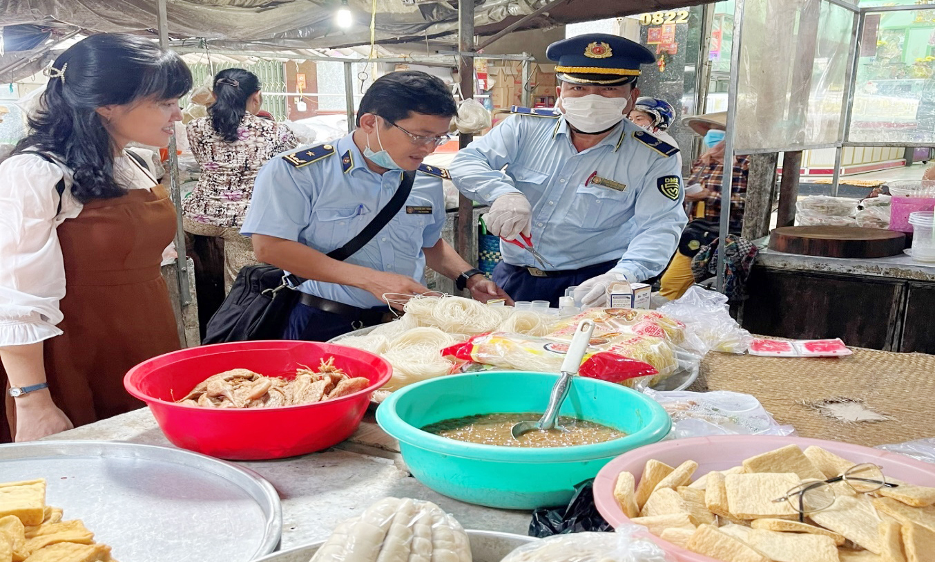 Lực lượng QLTT test nhanh giám sát chất lượng an toàn thực phẩm.
