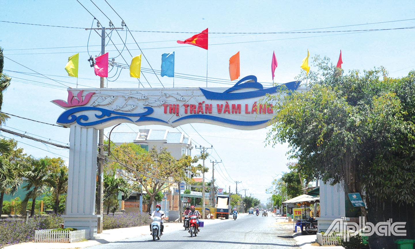 Thị trấn Vàm Láng đang phát triển từng ngày. 