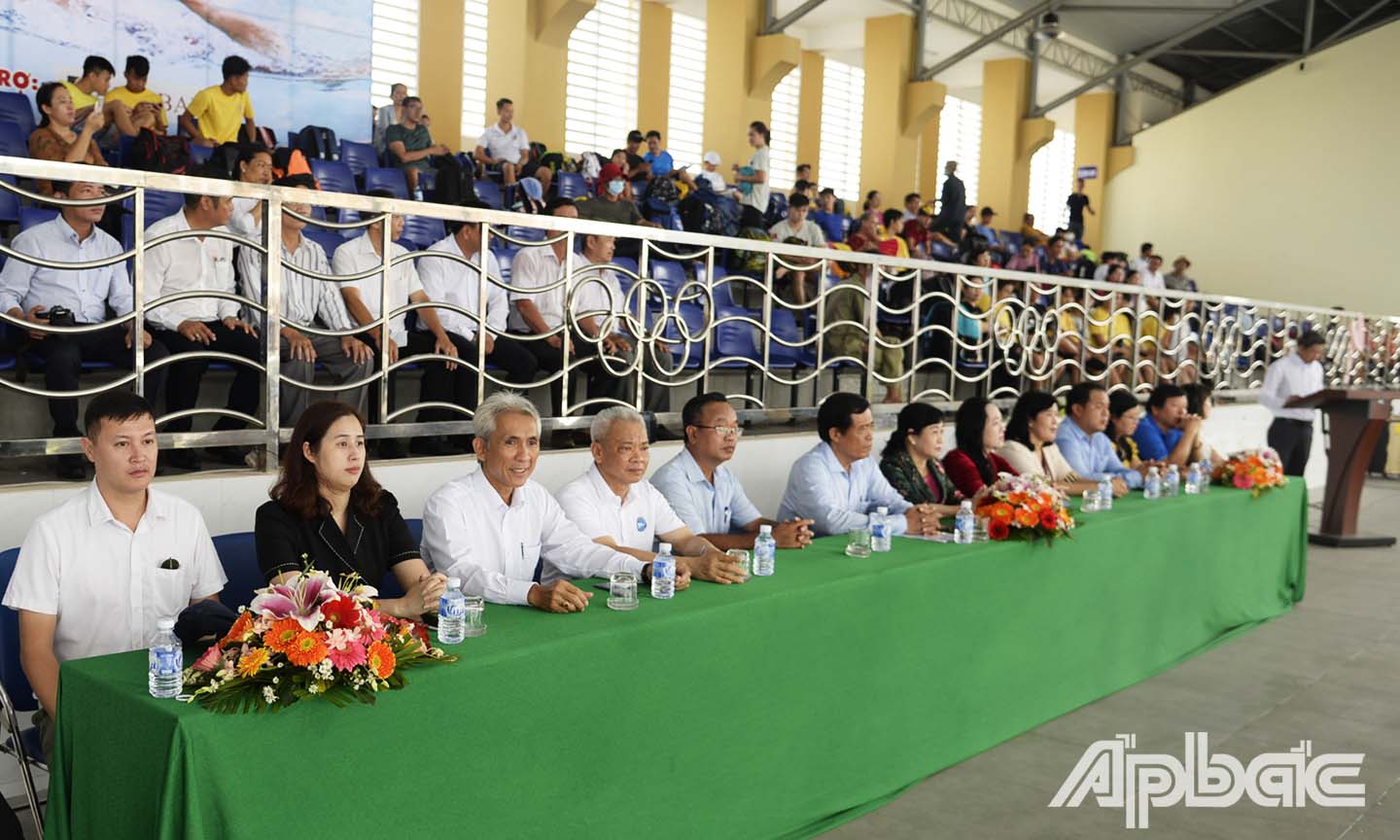 Đại biểu tham dự lễ khai mạc.