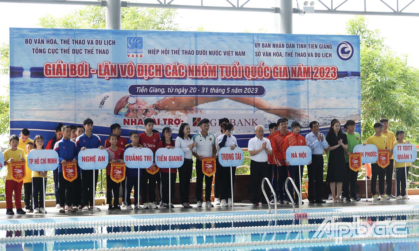 Ban Tổ chức tặng cờ lưu niệm cho các đoàn tham dự giải.