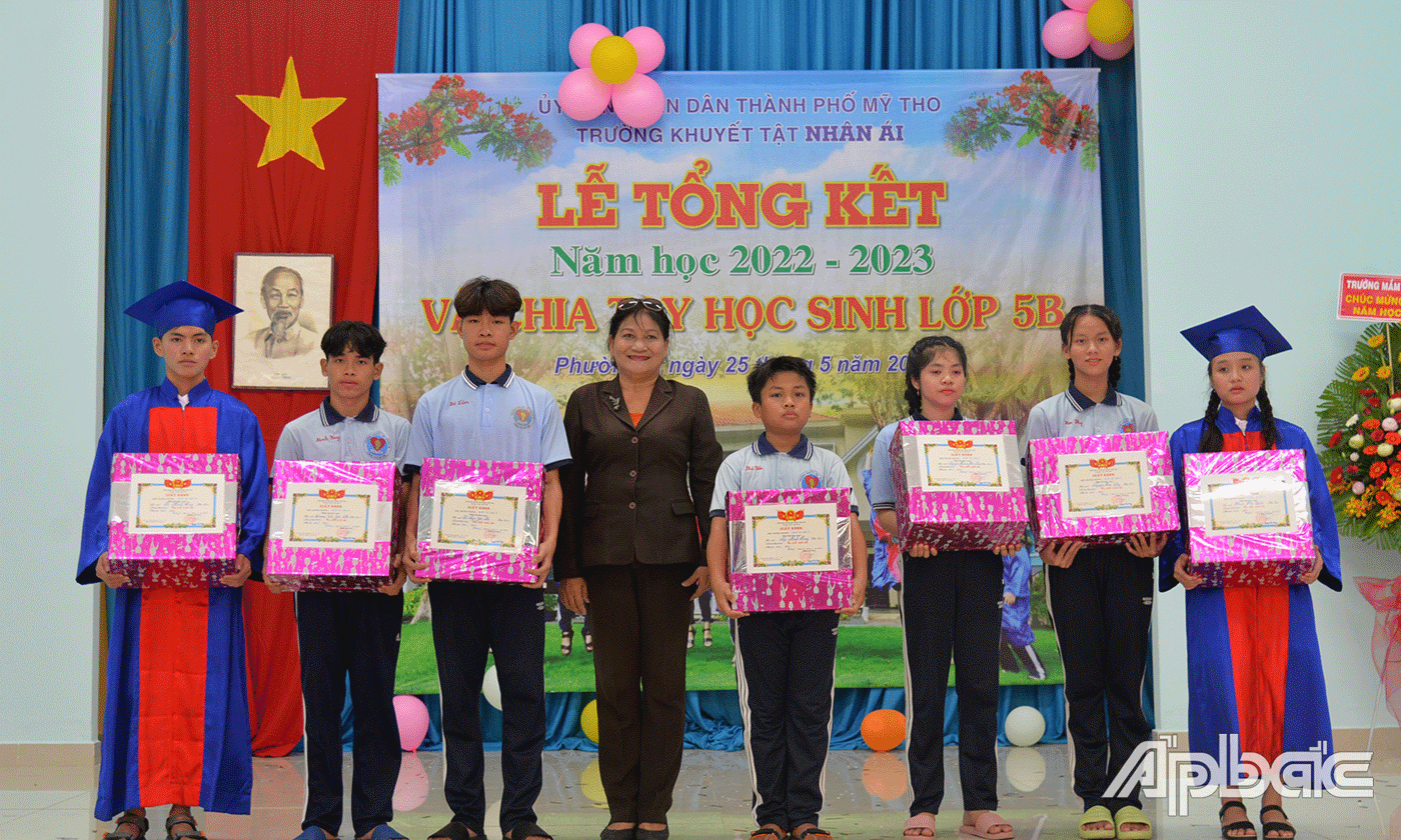 Nhà trường khen thưởng các em học sinh có thành tích tốt trong năm học