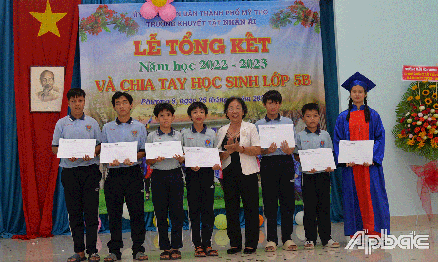 Công ty TNHH SD trao 7 suất học bổng cho các em.