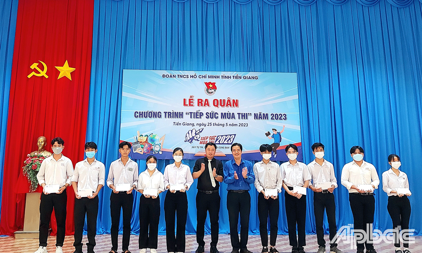 Tỉnh đoàn Tiền Giang đã trao 10 suất học bổng, mỗi suất 500 ngàn đồng cho học sinh có hoàn cảnh khó khăn đang học tại trường THPT Bình Đông. 