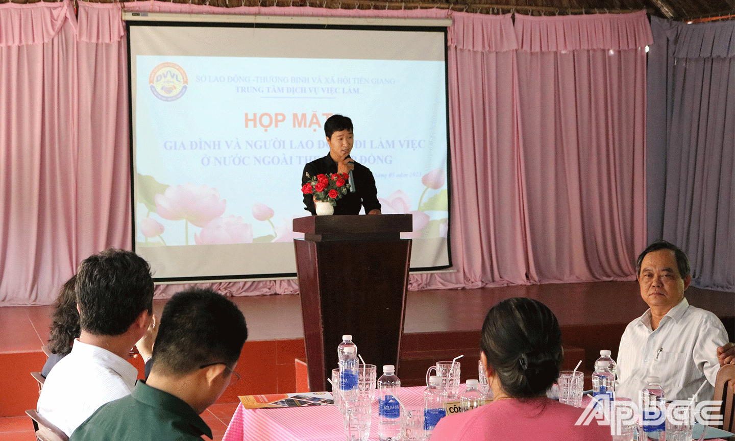 Người lao động đã tham gia đi làm việc ở nước ngoài chia sẻ tại buổi họp mặt