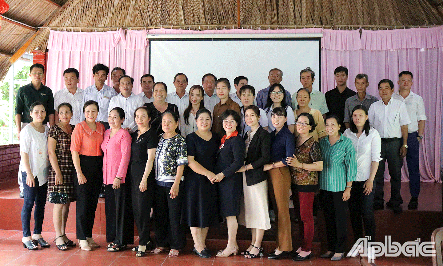 Đại biểu cùng chụp ảnh lưu niệm tại buổi họp mặt