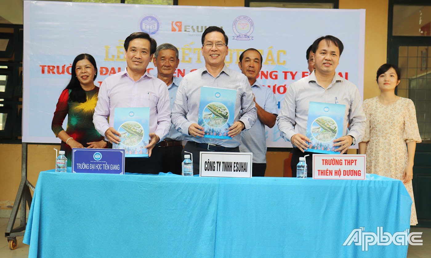 Các đơn vị kí kết Bản thỏa thuận hợp tác.