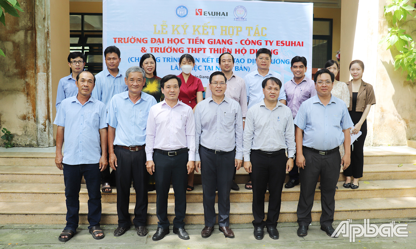 Các đại biểu chụp ảnh lưu niệm tại buổi kí kết.