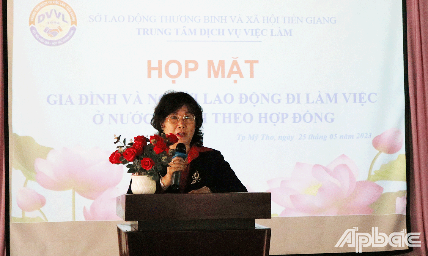 Giám đốc Trung tâm Dịch vụ việc làm Tiền Giang Nguyễn Thị Dân Quyền thông tin tình hình lao động Tiền Giang đi làm việc ở nước ngoài