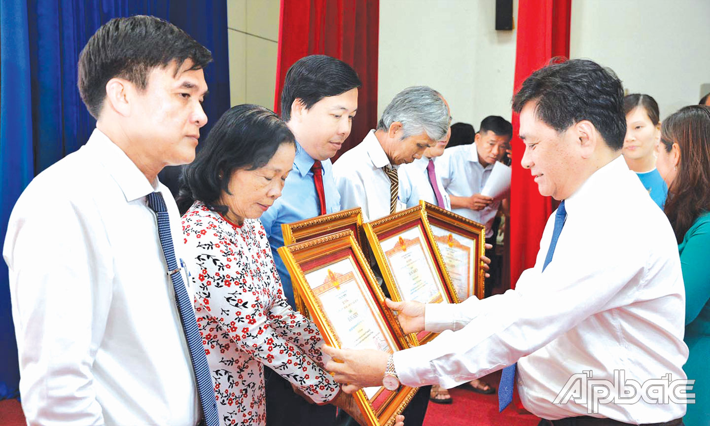 Phó Chủ tịch Hội CTĐ huyện Gò Công Đông Võ Thị Lệ nhận Bằng khen của Thủ tướng Chính phủ tặng Hội CTĐ huyện tại Hội nghị tổng kết phong trào thi đua yêu nước năm 2022. Ảnh T.H