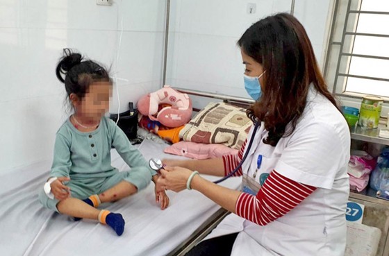 Bác sĩ Bệnh viện Nhi Trung ương đang thăm khám cho trẻ mắc thủy đậu.