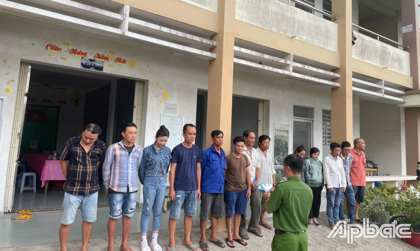 Các đối tượng đang bị tạm giữ vì hành vi đánh bạc.