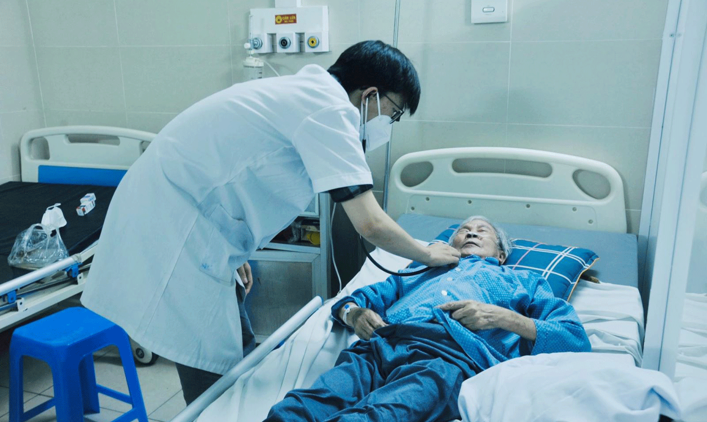 Điều trị bệnh nhân COVID-19 tại cơ sở y tế. Ảnh: PV