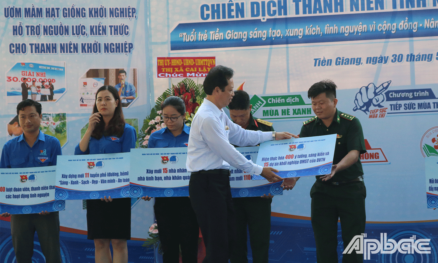 đồng chí Nguyễn Thành Diệu trao giao nhiệm vụ thực hiện 10 chỉ tiêu Chiến dịch, cho các đơn vị huyện, thành, thị đoàn và đoàn trực thuộc.