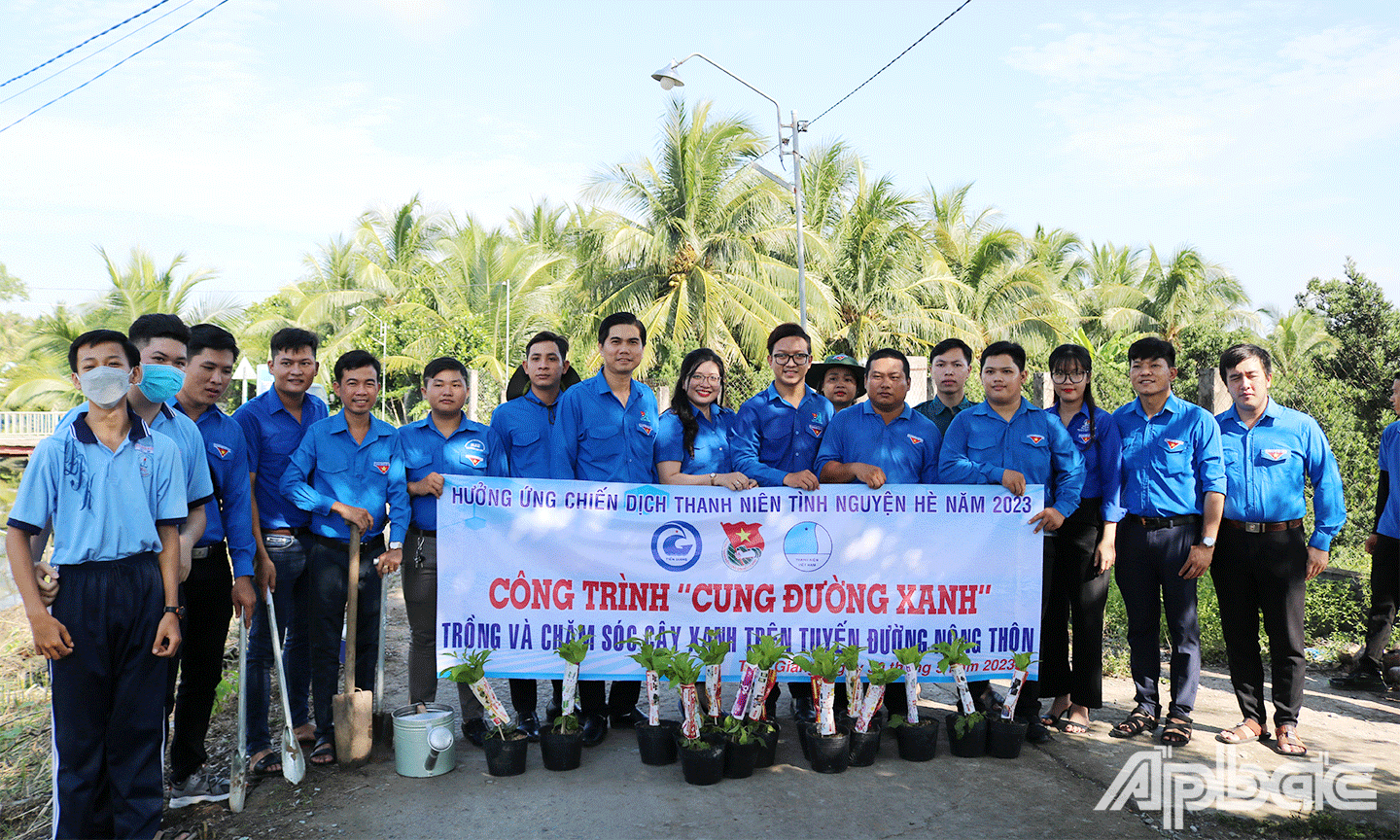 Sau lễ phát động, lãnh đạo, đại biểu cùng các bạn tình nguyện viên, đoàn viên, thanh niên tham gia thực hiện các công trình