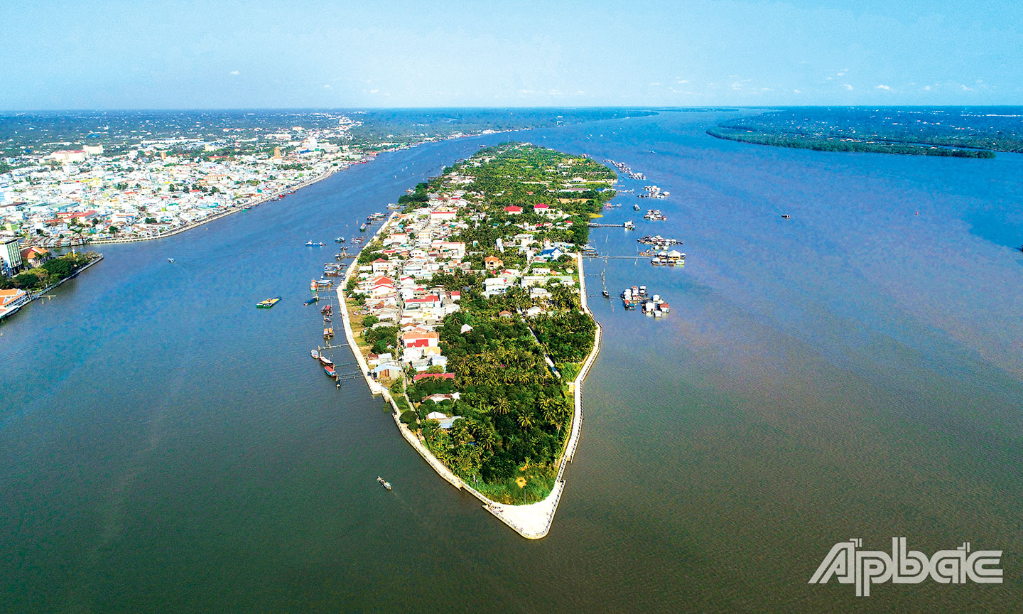  Sông Tiền, một trong những dòng sông quan trọng mang lại nguồn lợi lớn cho ĐBSCL (ảnh: Cù lao Tân Long trên sông Tiền). 			                                                                                     Ảnh: MINH THÀNH