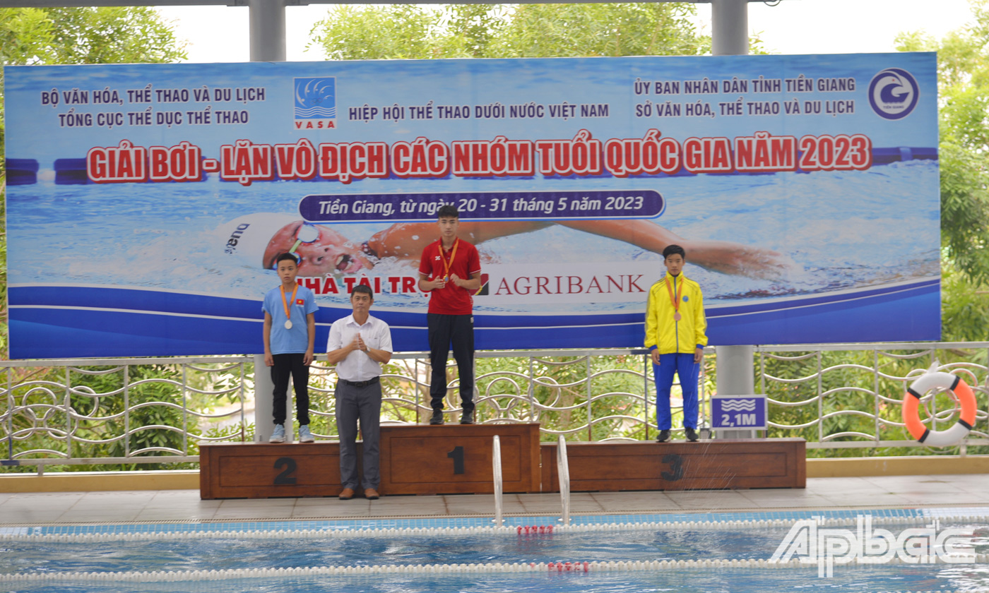 Ban tổ chức trao Huy chương cho các VĐV đạt thành tích cao tại các nội dung thi đấu