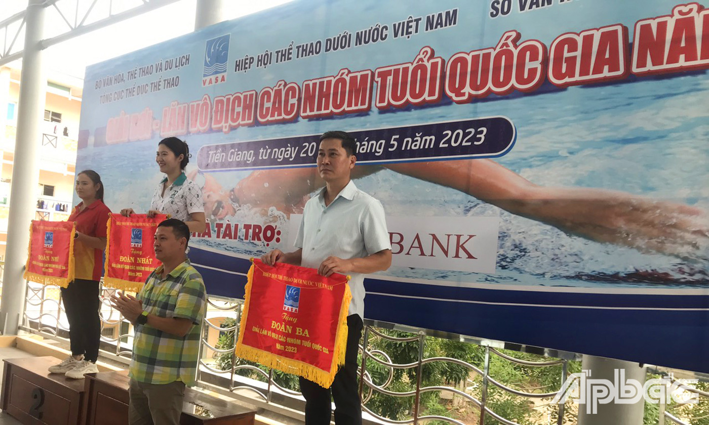 Ban Tổ chức trao Cờ toàn đoàn cho các đơn vị có thứ hạng cao