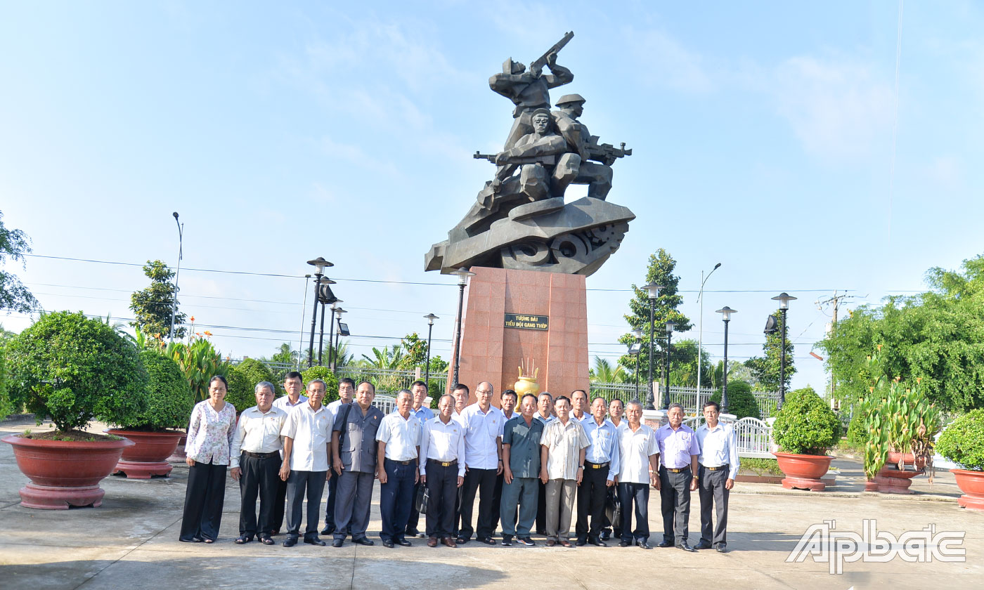 Đại biểu tham quan và chụp ảnh lưu niệm tại Khu di tích lịch sử Chiến thắng Ấp Bắc.