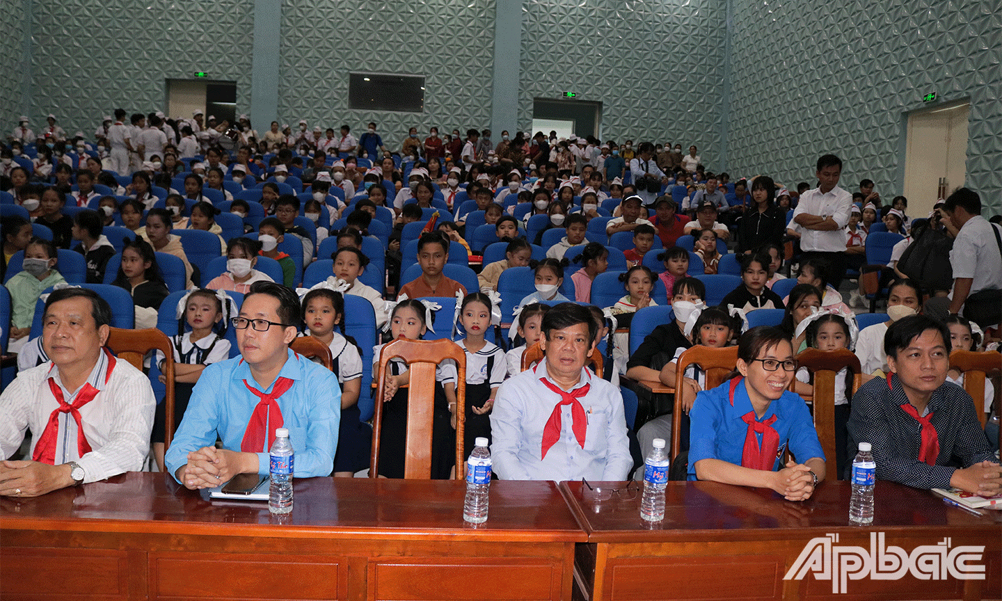 Đại biểu cùng các em đội viên tham dự Hội thi “Nhịp điệu măng non”, “Chỉ huy đội giỏi”, liên hoan “Tiếng kèn đội ta” tỉnh Tiền Giang, năm học 2022 – 2023