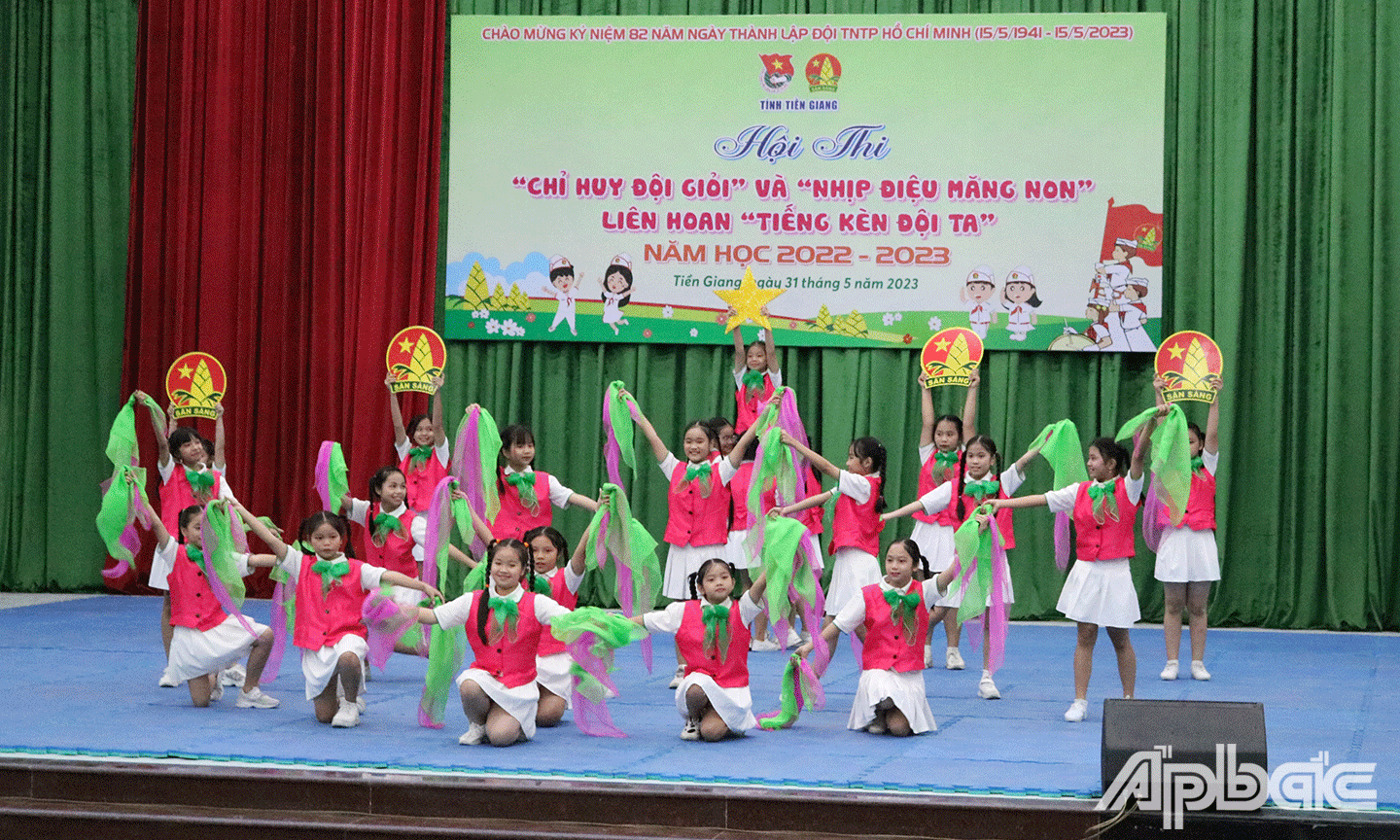 Các em tham gia phần thi “Nhịp điệu măng non”