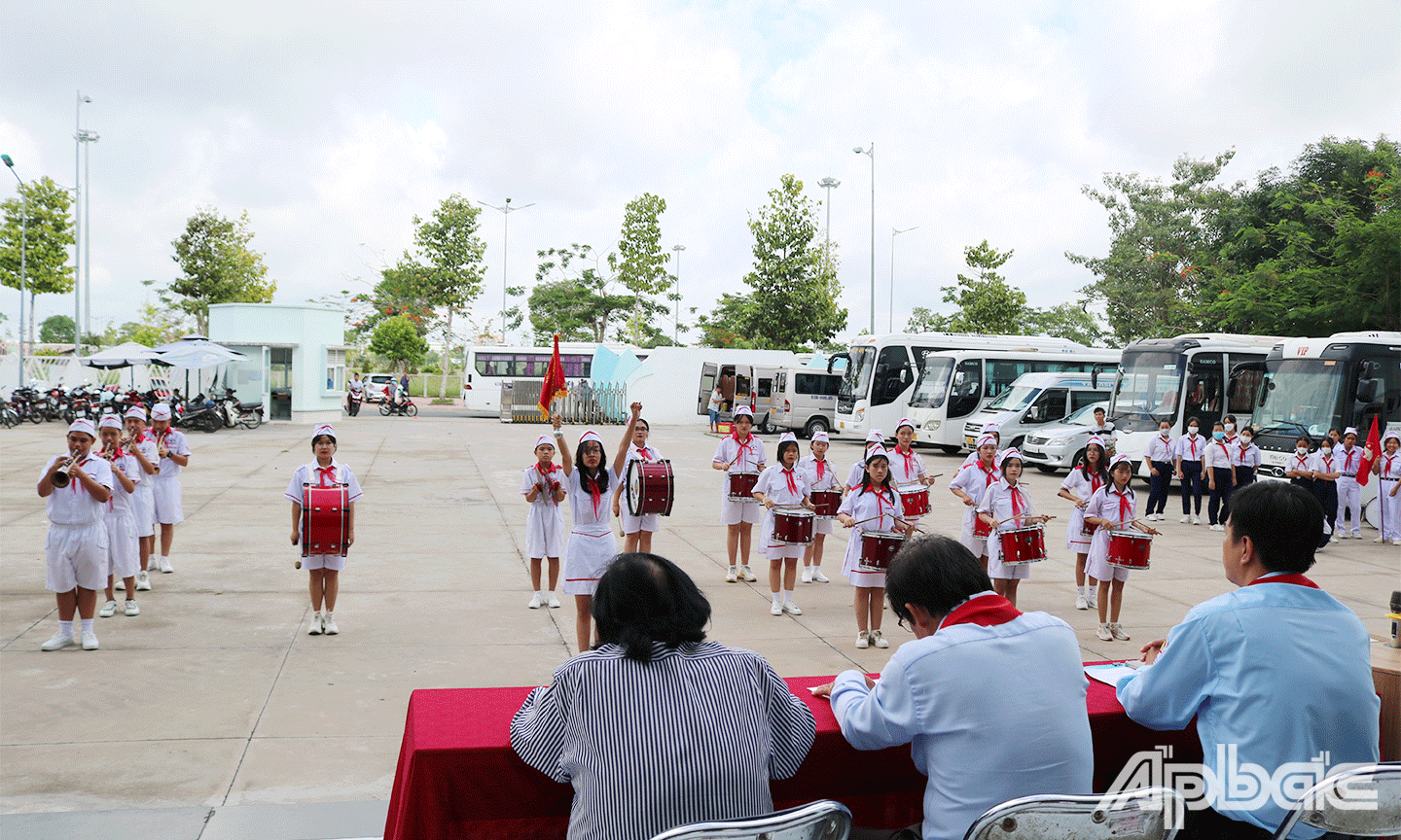 Các em tham gia phần thi “Tiếng kèn đội ta”