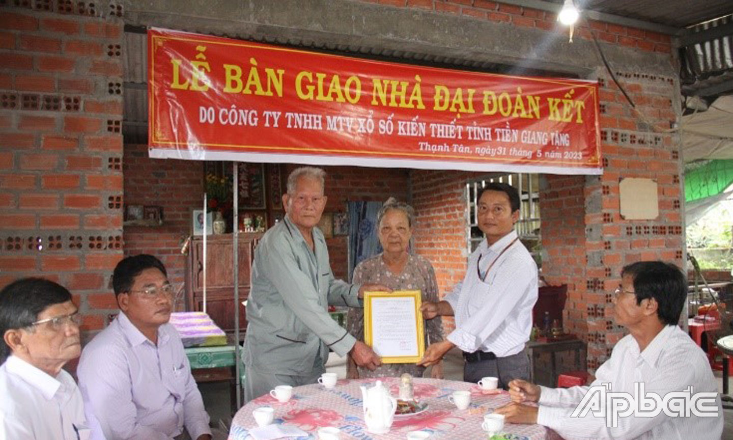 Lãnh đạo xã Thạnh Tân trao quyết định nhà đại đoàn kết cho gia đình ông Nguyễn Văn Thâm.