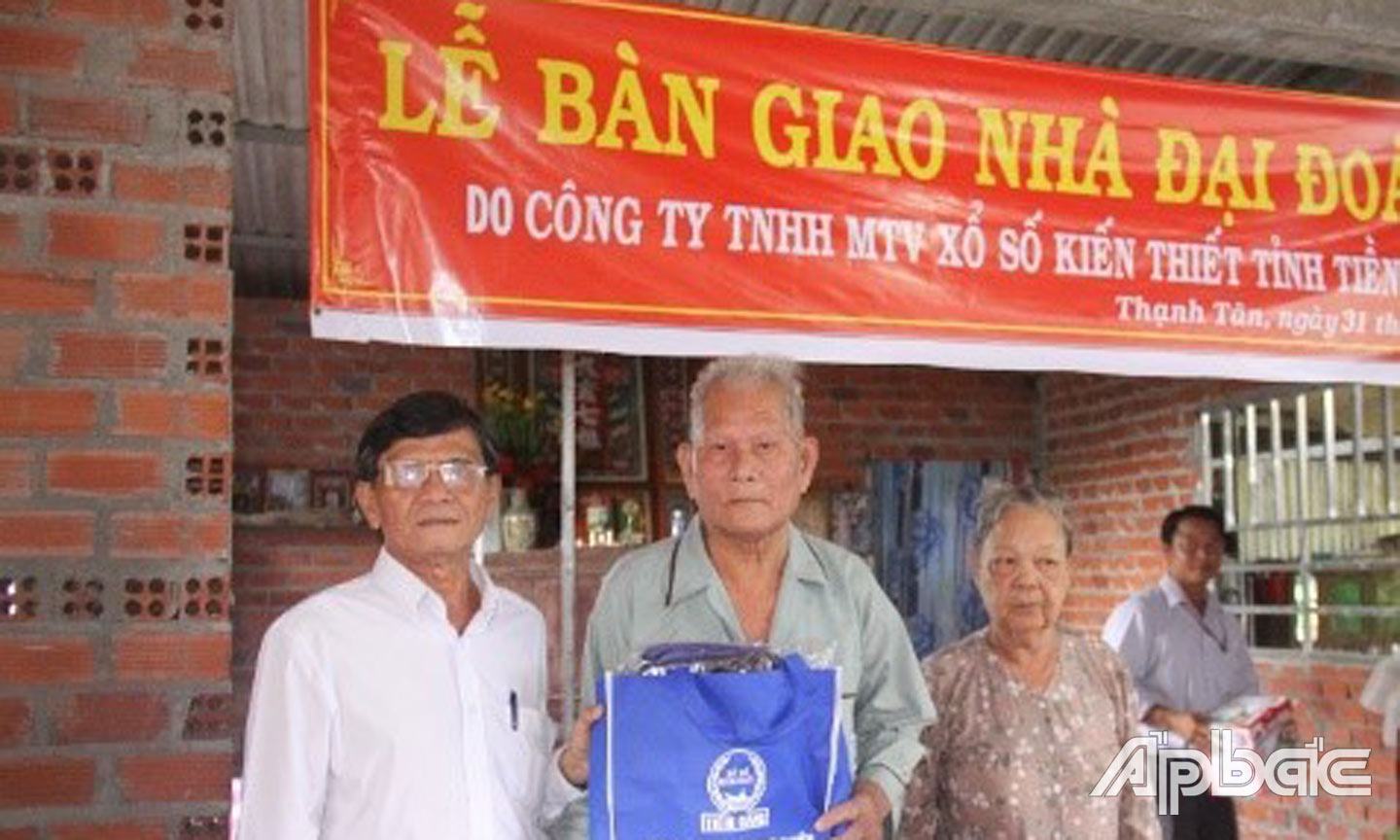 Đại diện Công ty Xổ số kiến thiết Tiền Giang trao quà cho gia đình.