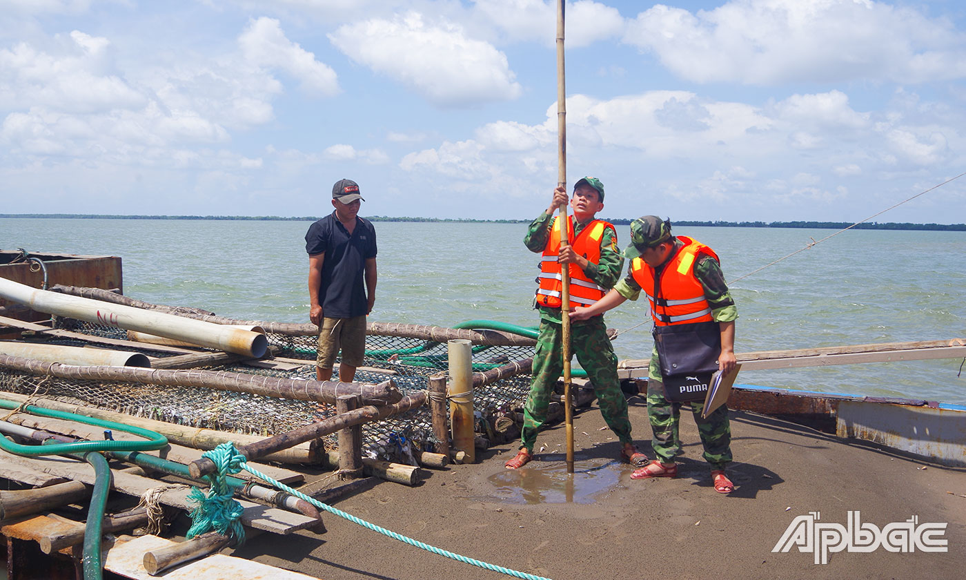 Đồn Biên phòng Phú Tân phối hợp với Phòng Tài nguyên và Môi trường, Phòng Tài chính huyện Tân Phú Đông thẩm định khối lượng cát trên các phương tiện.