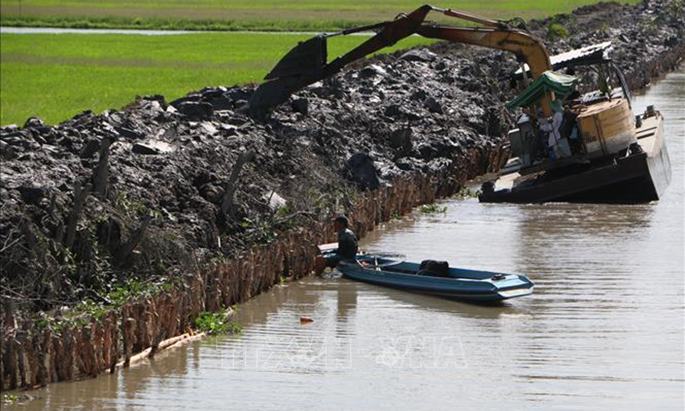 Nạo vét kênh mương nội đồng để chủ động ngăn mặn, trữ ngọt tại huyện Vị Thủy, tỉnh Hậu Giang. Ảnh: Duy Khương/TTXVN