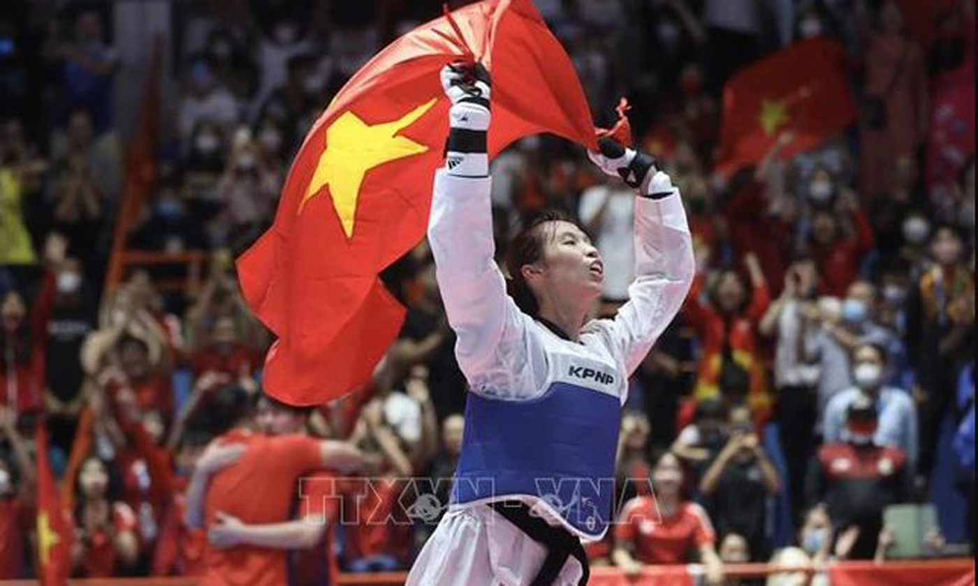 VĐV Trương Thị Kim Tuyền ăn mừng khi giành chiến thắng VĐV Chutikan Jongkolrattanawattana ở chung kết hạng cân 46 kg nữ tại SEA Games 31. Ảnh minh họa: Minh Quyết/TTXVN