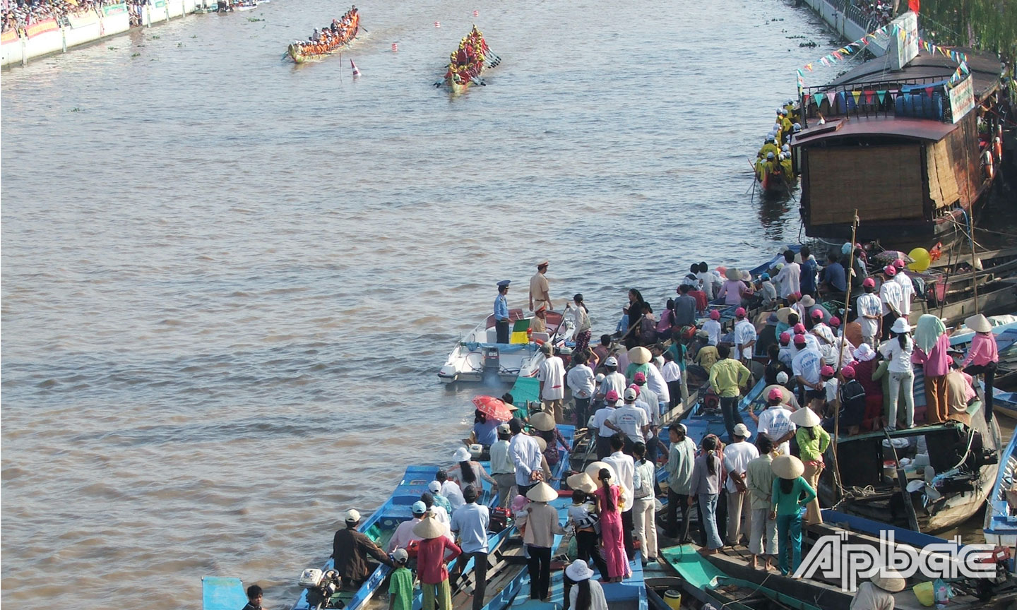 Lễ hội đua ghe ngo diễn ra trên dòng kinh Xà no.