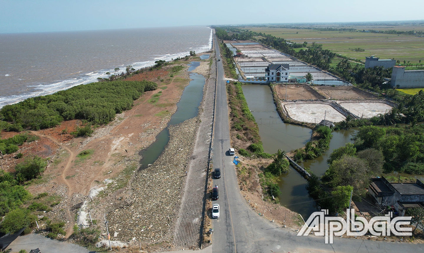 Đê biển Gò Công đoạn từ cống Rạch Bùn đến cống Tân Thành cần được đầu tư đê giảm sóng để chống xói lở bờ biển.