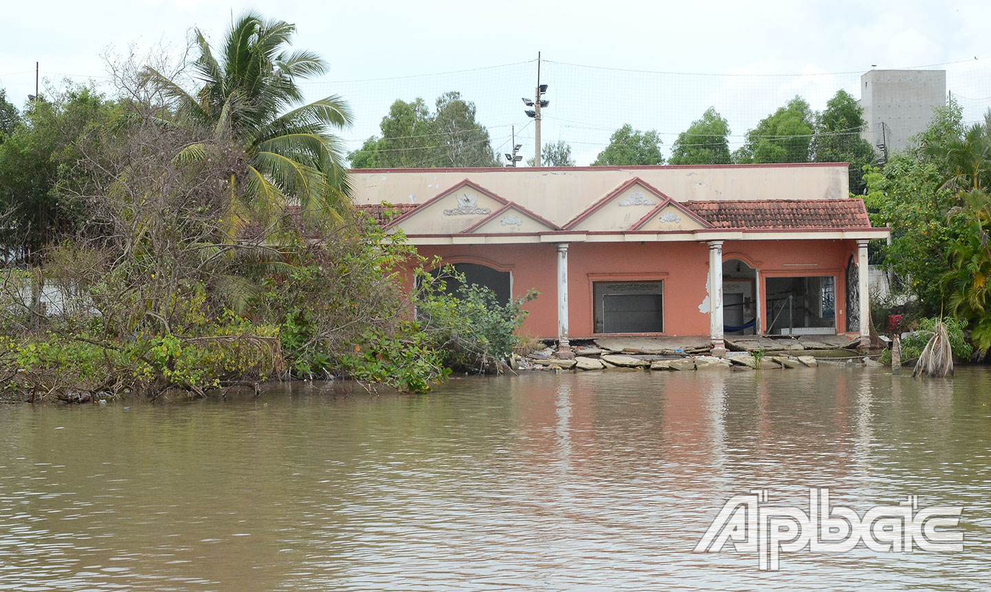 Khu vực Bến phà Tân Long bị sạt lở nghiêm trọng.