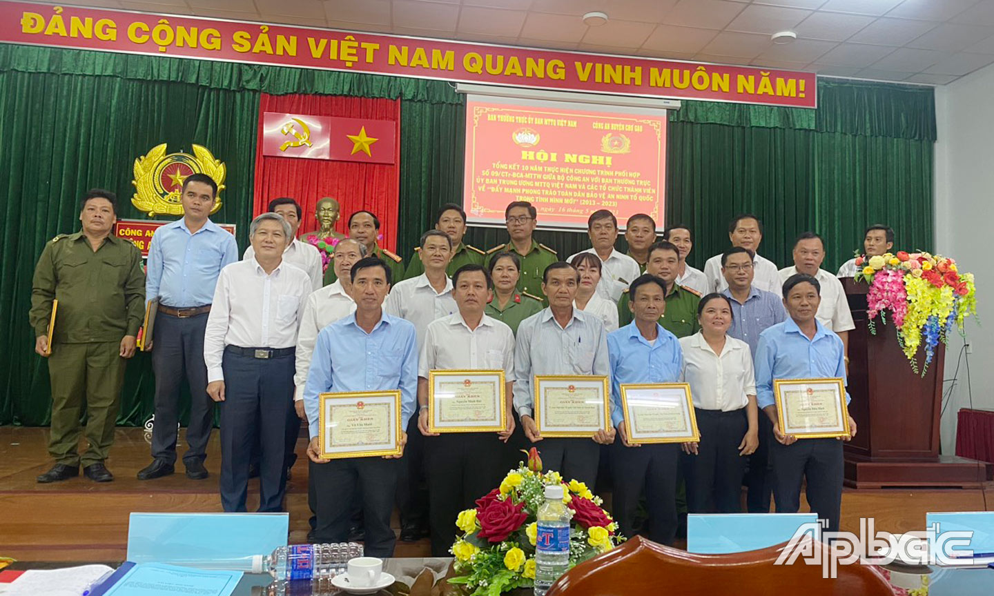 UBND huyện Chợ Gạo trao Giấy khen các điển hình trong phong trào “Toàn dân BVANTQ”.