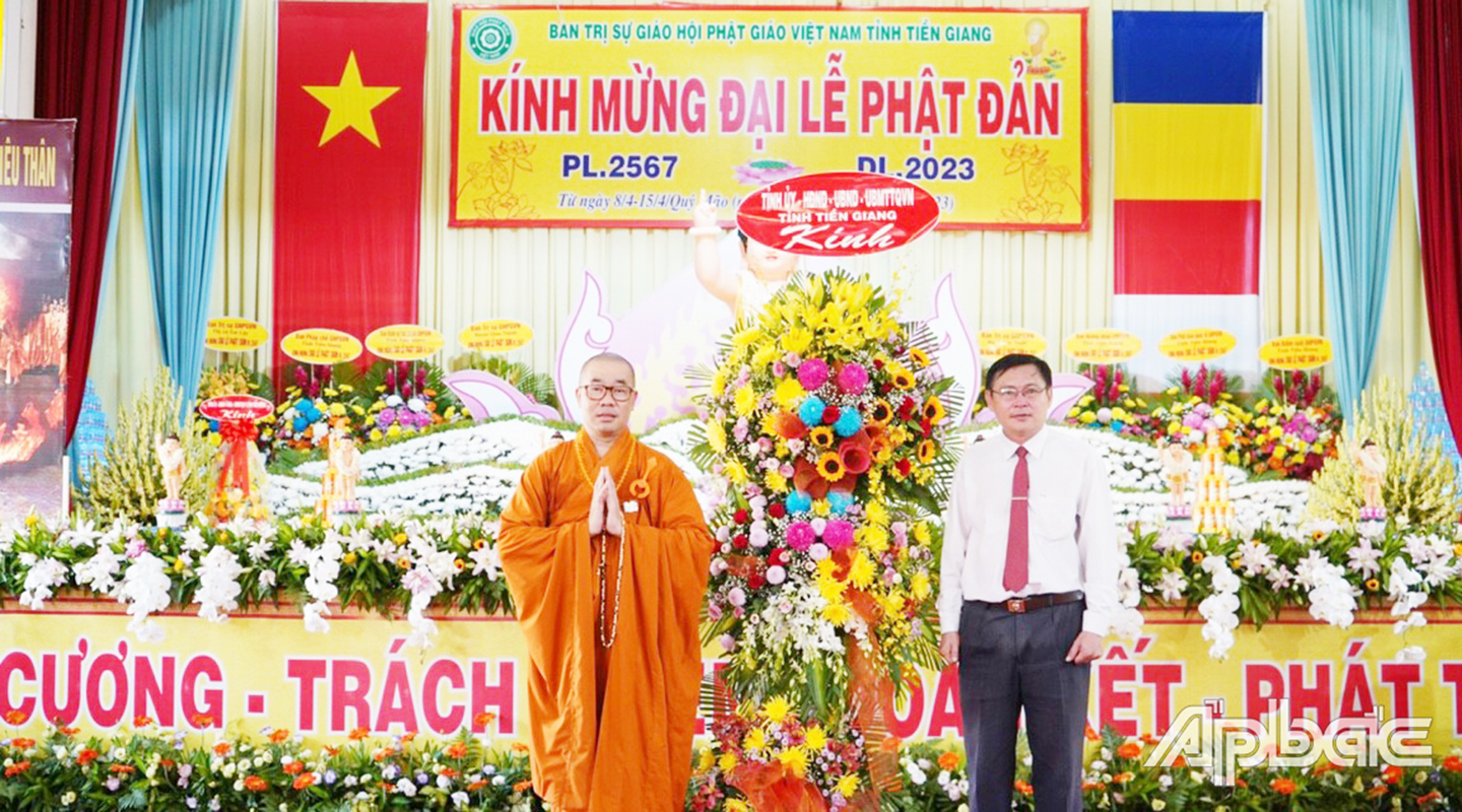 Đồng chí Đỗ Tấn Hùng, Ủy viên Thường vụ, Trưởng Ban Dân vận Tỉnh ủy trao hoa chúc mừng đại lể Phật Đản Phật lịch 2567