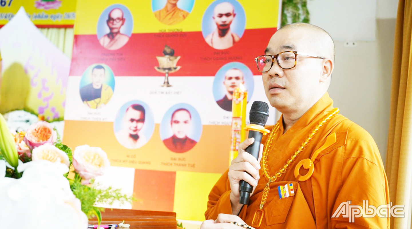 Thượng tọa Thích Quảng Lộc, Trưởng Ban Trị sự Giáo hội Phật giáo tỉnh Tiền Giang đọc diễn văn mừng Phật Đản Phật lịch 2567