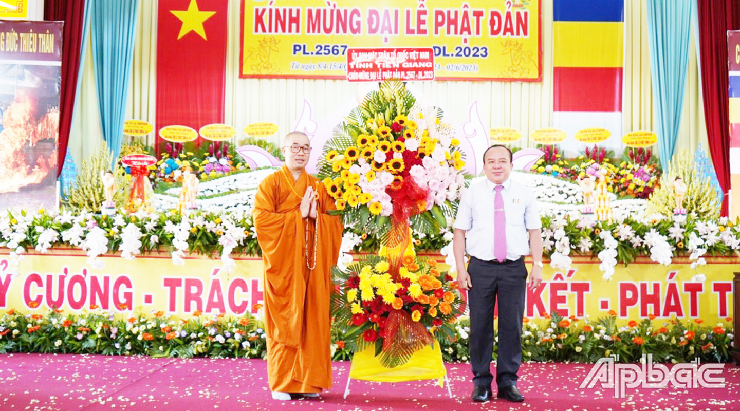 Nguyễn Chí Trung, Ủy viên Ban Thường vụ Tỉnh ủy, Chủ tịch Ủy ban MTTQVN tỉnh trao hoa chúc mừng Phật Đản