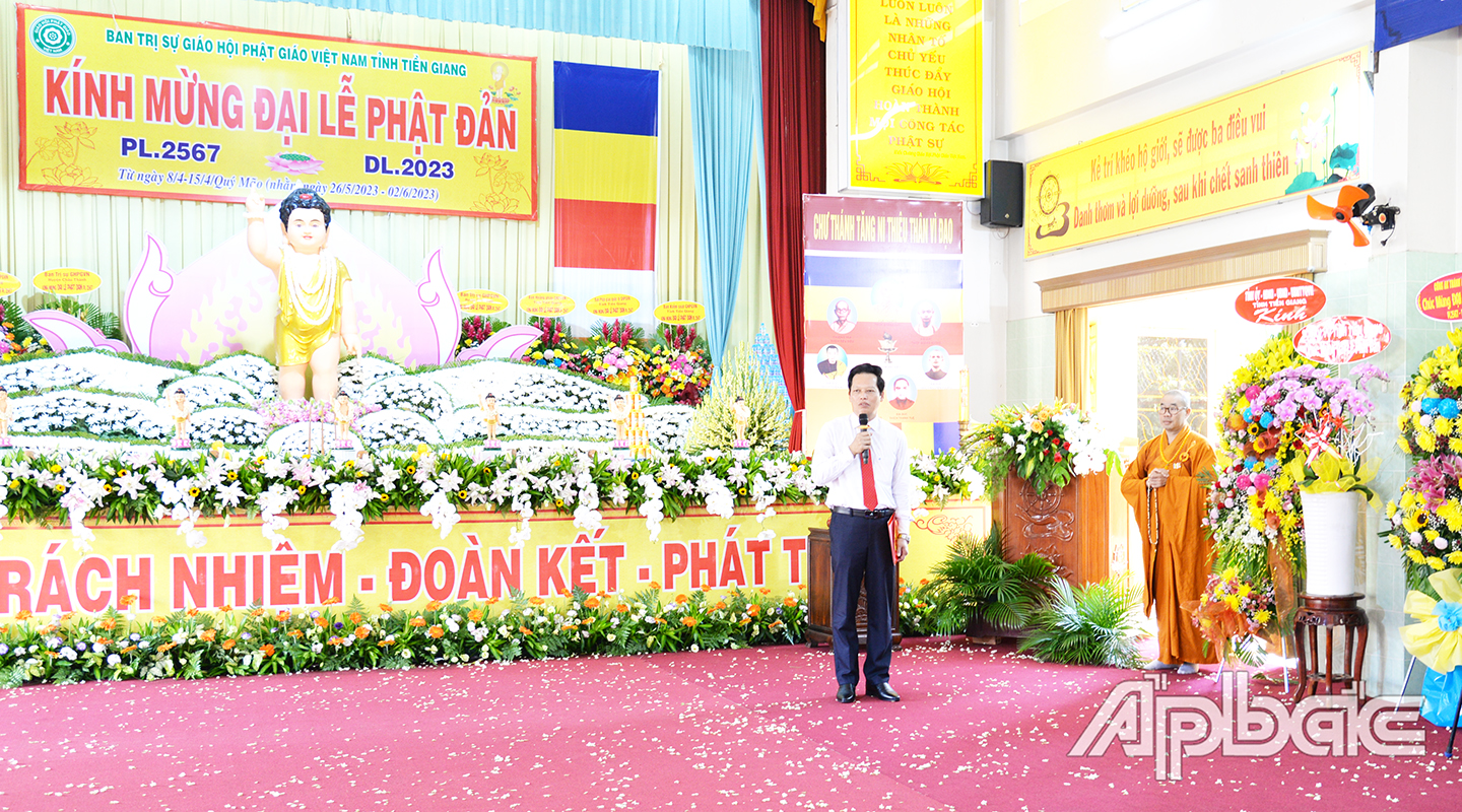 Đồng chí Nguyễn Thành Diệu, Tỉnh ủy viên, Phó Chủ tịch UBND tỉnh thay mặt lãnh đạo tỉnh gửi đến tăng, ni, phật tử lời chúc mừng an lành, viên mãn