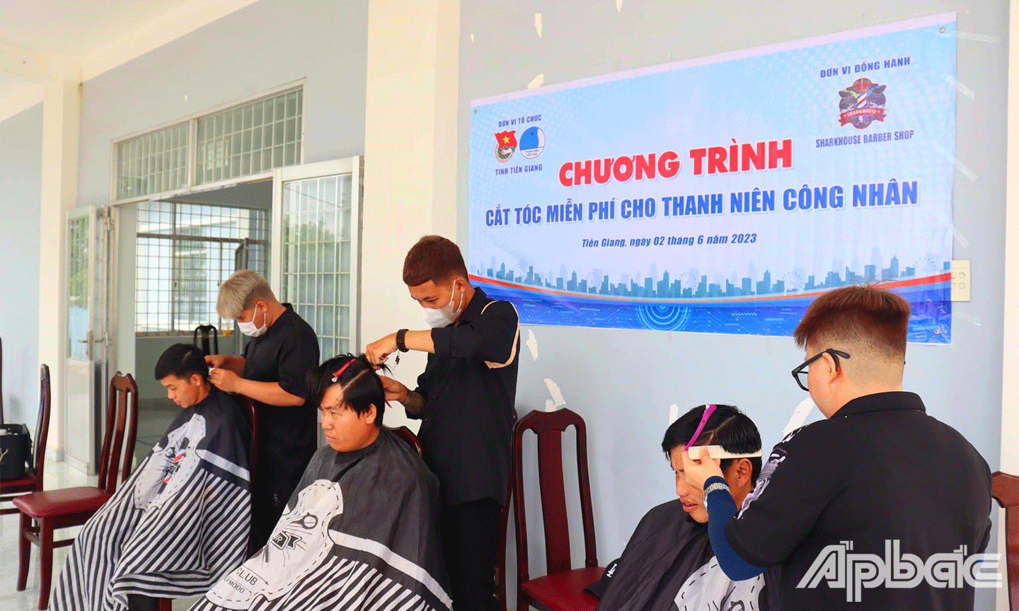 Thanh niên công nhân tham gia hớt tóc miễn phí trong Ngày hội