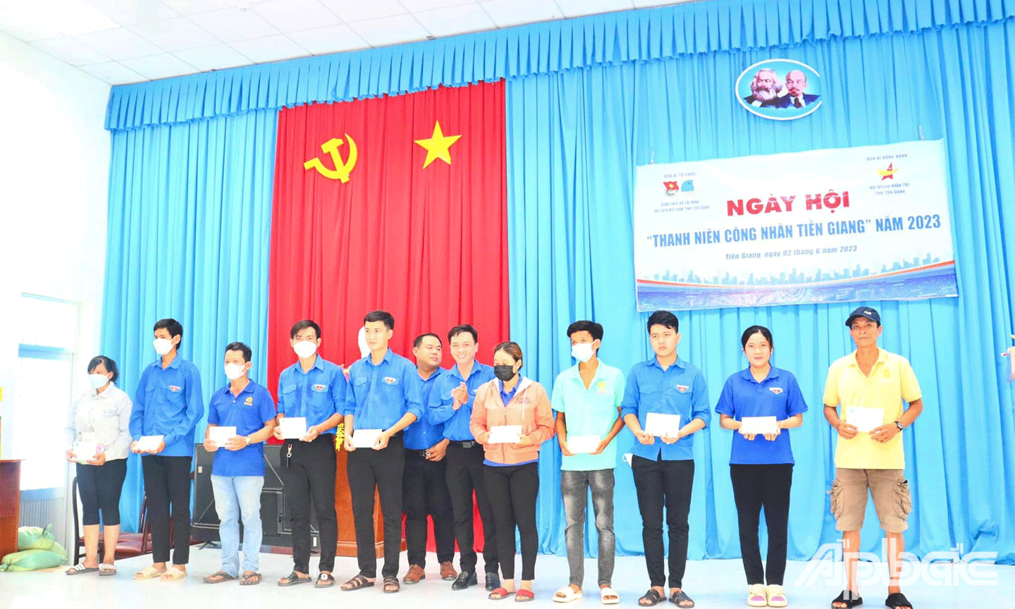 Tặng quà thanh niên công nhân khó khăn