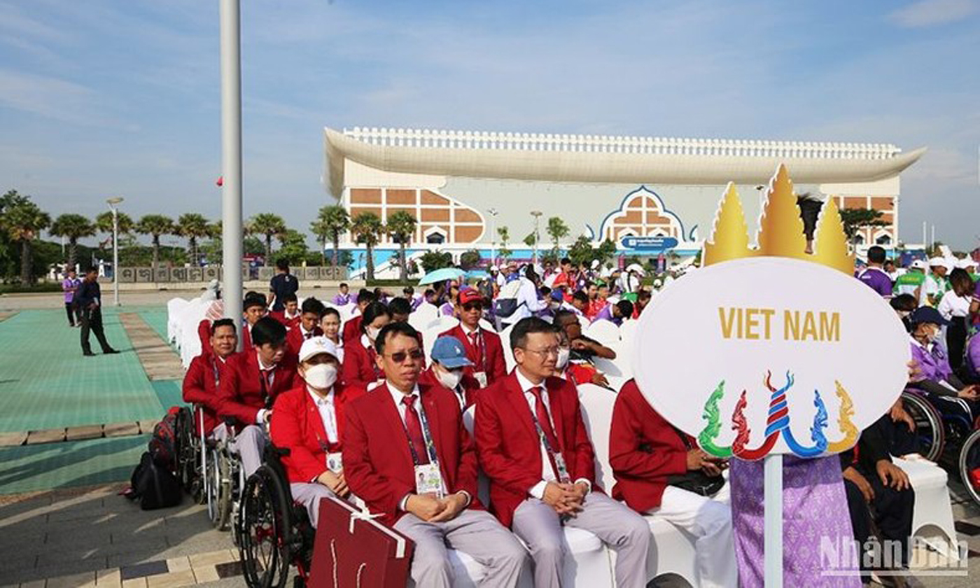 Đại diện Đoàn thể thao Việt Nam tham dự Lễ thượng cờ.