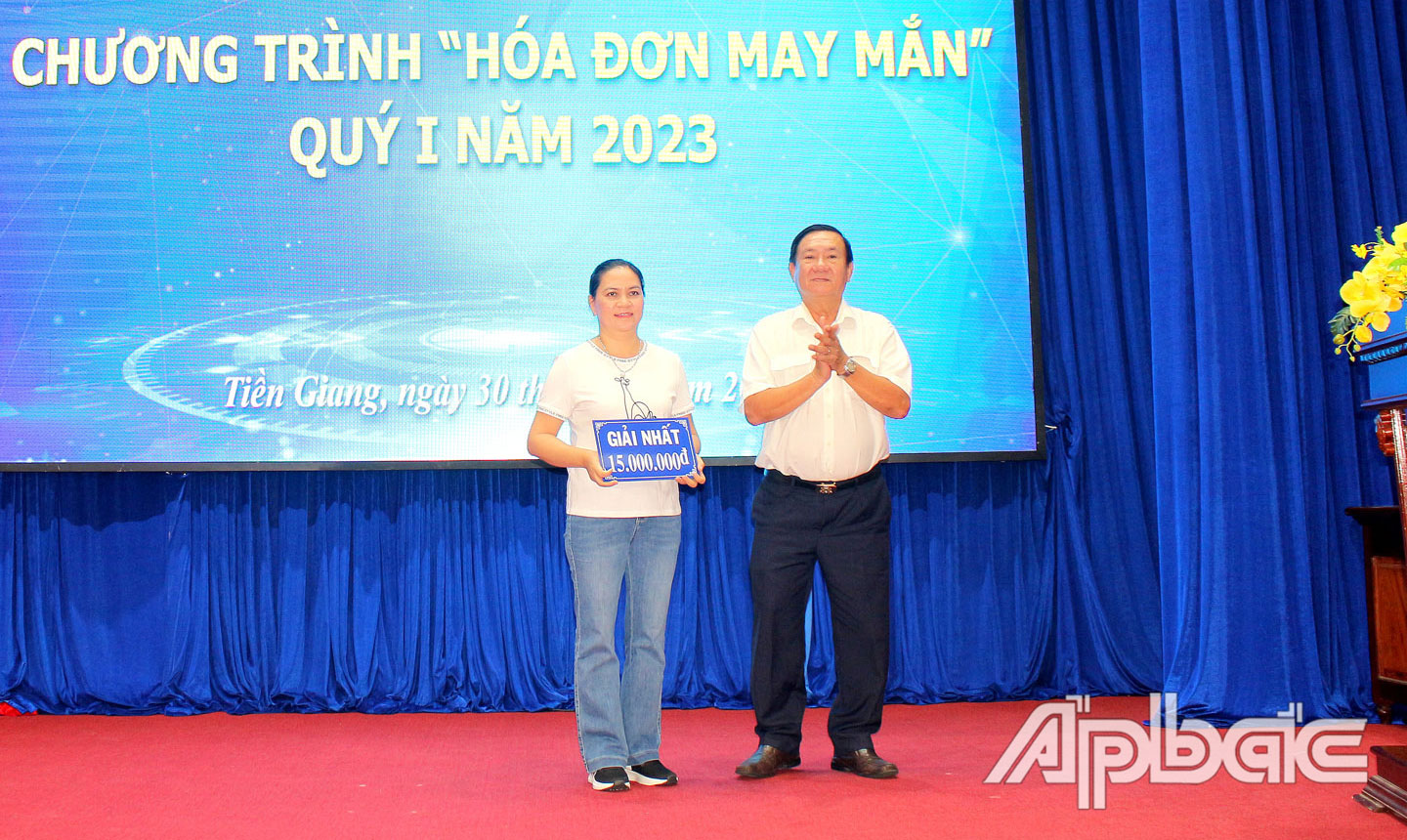 Đồng chí Nguyễn Quốc Sơn trao giải Nhất cho chủ nhân mã số hóa đơn may mắn của Chương trình “Hóa đơn may mắn” quý I-2023.