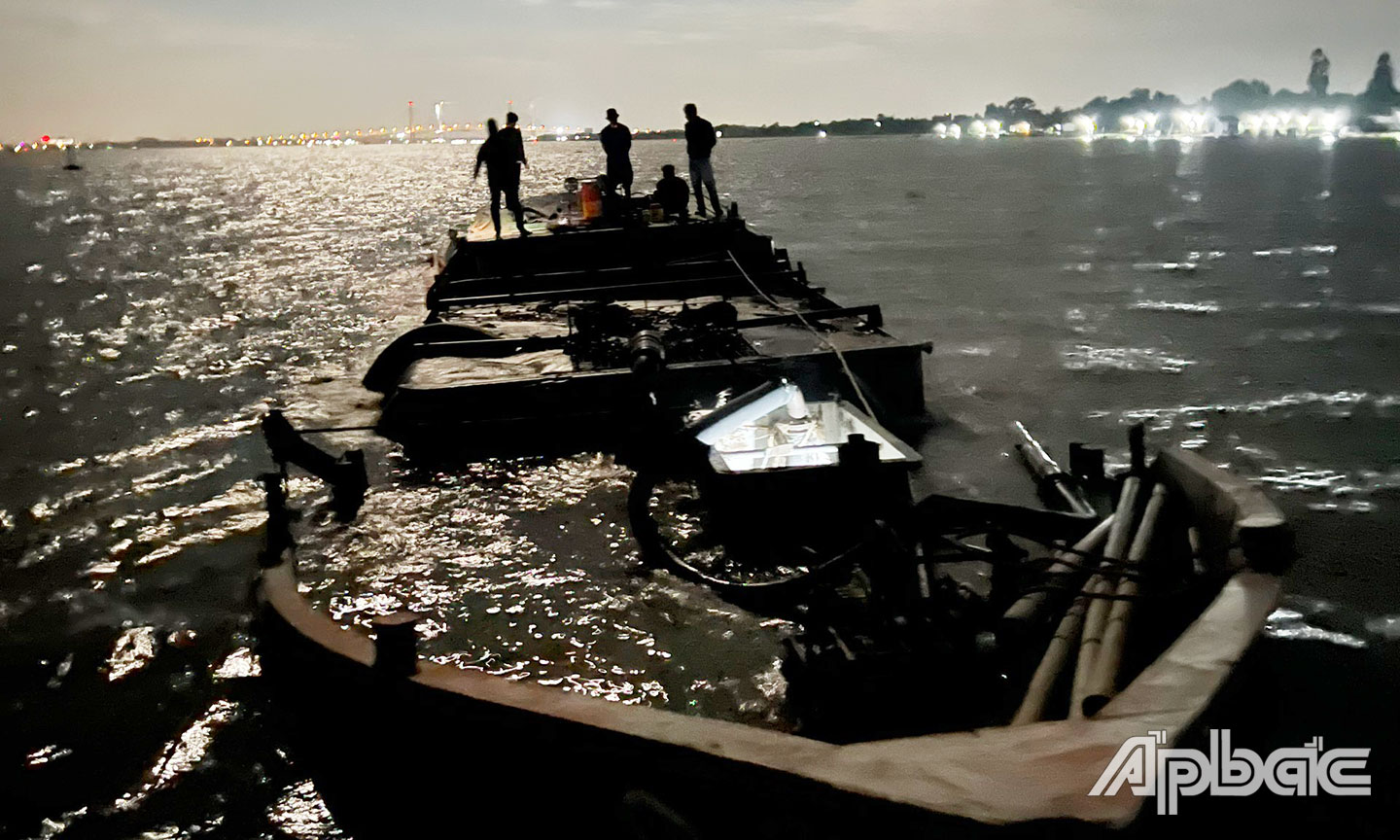 Phương tiện khai thác cát trái phép lòng sông.