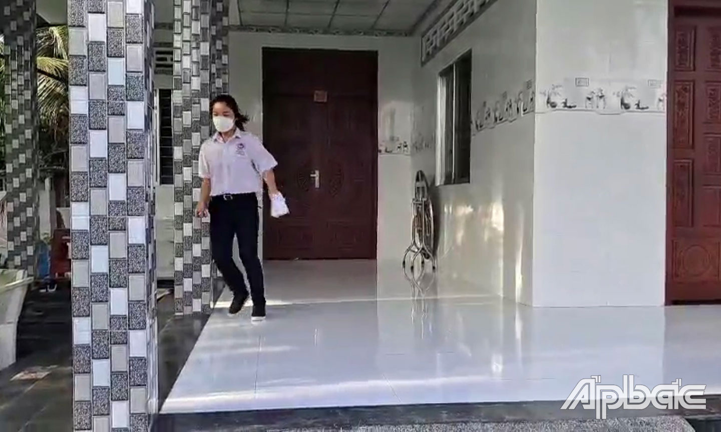 Thí sinh quay về nhà lấy giờ tờ thi.