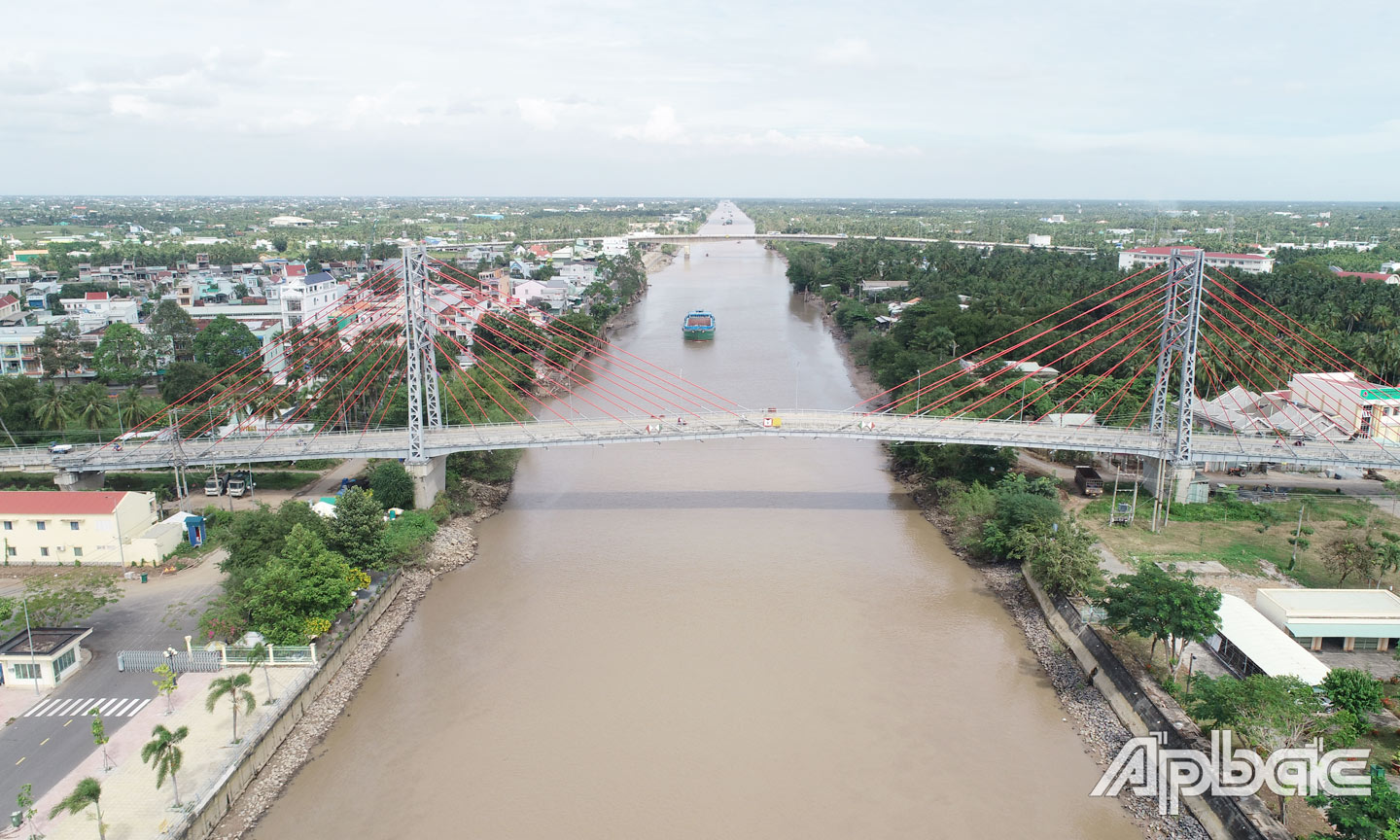 Kinh Chợ Gạo đóng vai trò to lớn trong hệ thống giao thông thủy của ĐBSCL, hiện đang được đầu tư nẹo vét, mở rộng luồng.