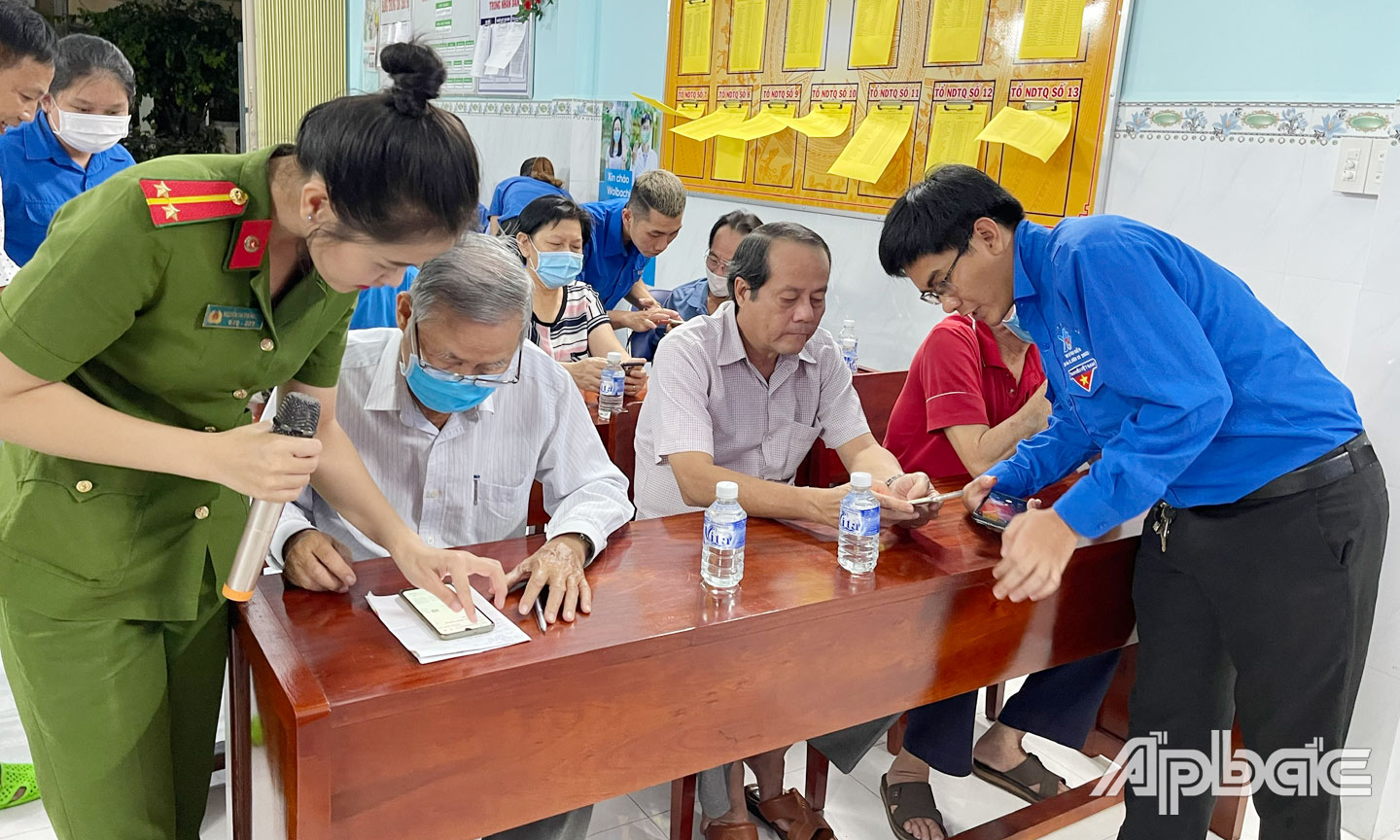 Công an và đoàn viên, thanh niên hướng dẫn người dân đăng ký kích hoạt và sử dụng tài khoản định danh điện tử.