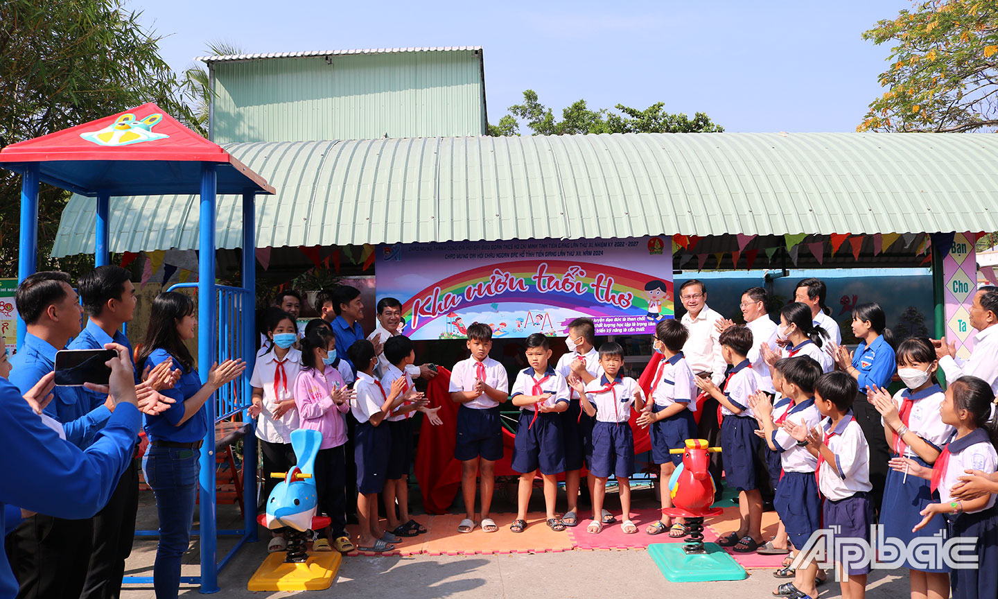 Khánh thành khu vui chơi cho thiếu nhi và khu vườn tuổi thơ tại Trường Tiểu học Phan Lương Trực (xã Hậu Mỹ Bắc A, huyện Cái Bè) nhân Tháng Thanh niên năm 2023. Ảnh: Lý Oanh